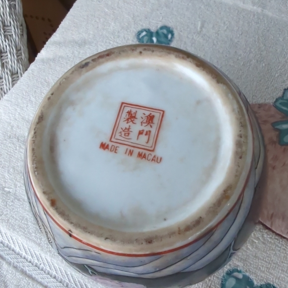 Vintage Gorgeous Black Floral/Bird (Pottery)Embossed-Look Vase - Picture 8 of 12